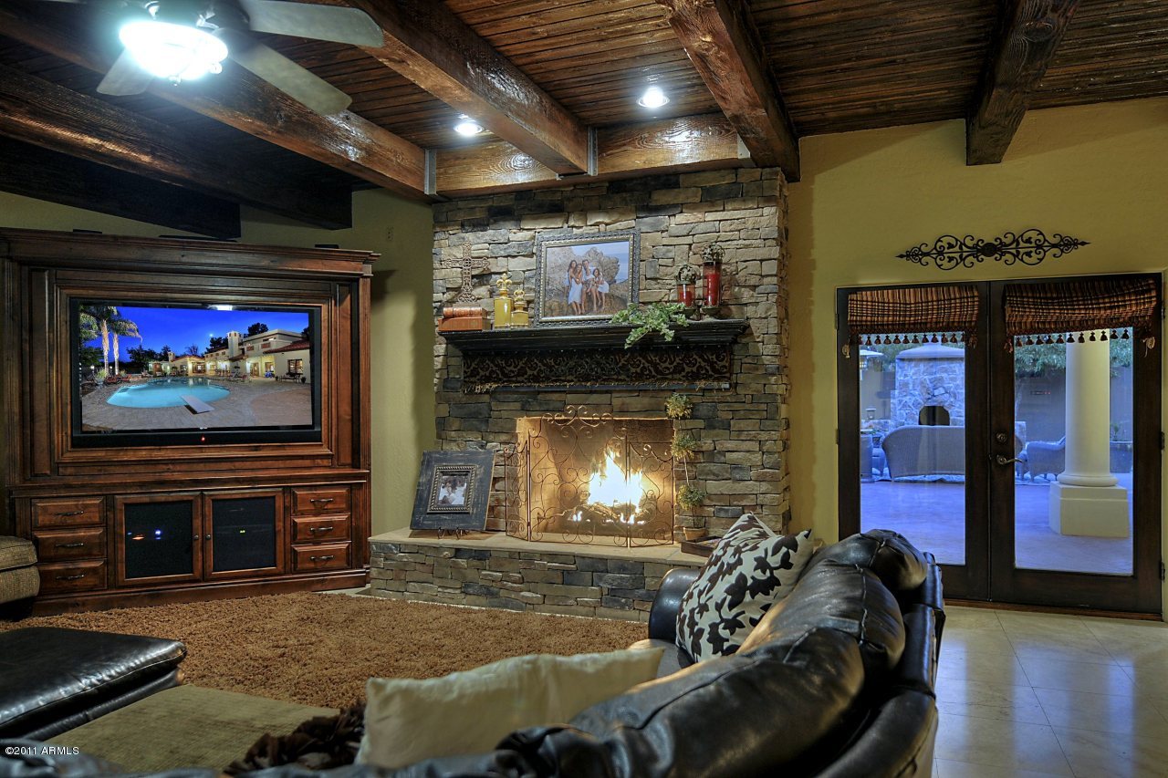 173 North Riata Street Gilbert, AZ 85234 - Photo 18 of 28 Fireplace