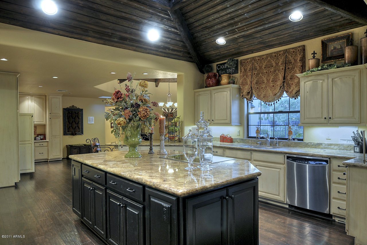 173 North Riata Street Gilbert, AZ 85234 - Photo 8 of 28 Kitchen