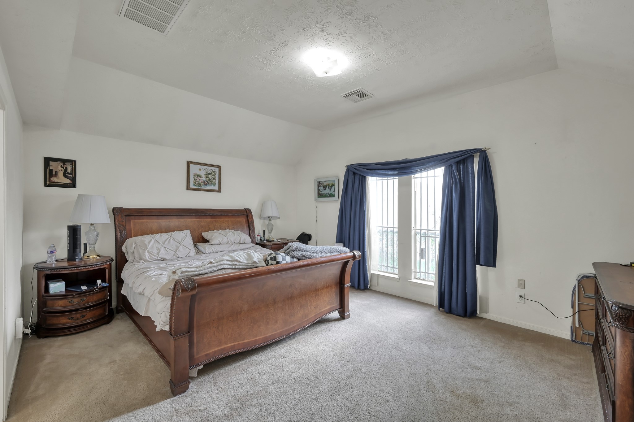 2539 Forge Creek Road Houston, TX 77067 - Photo 16 of 40 Spacious primary suite located on the first floor with high ceilings.