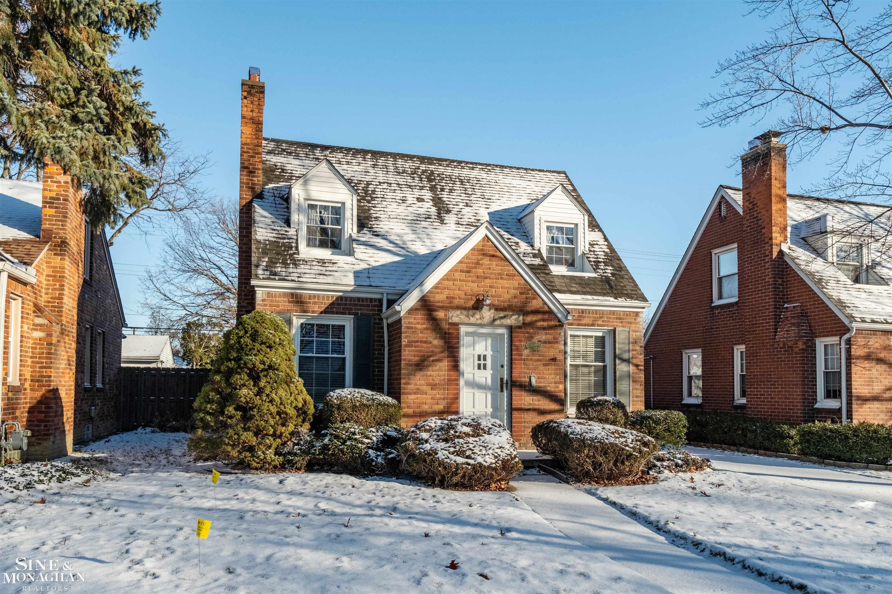 1922 Oxford Road Grosse Pointe, MI 48236 - Photo 29 of 34 50195881-53640b96-612a-4e00-97a7-ed726b85b2a5.JPG