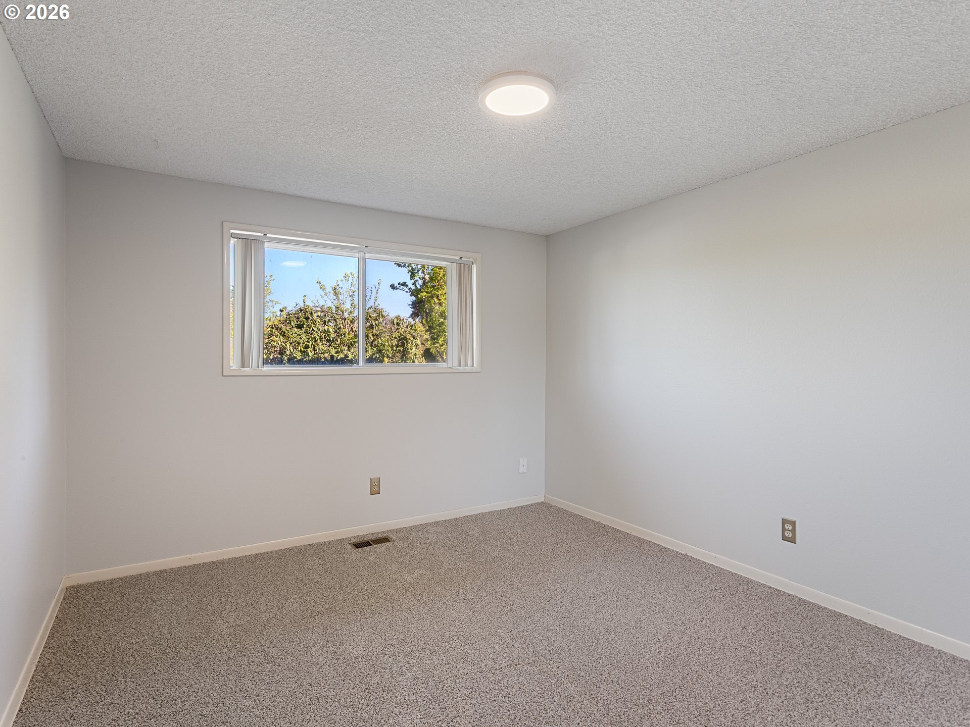 5535 Southwest 142nd Avenue Beaverton, OR 97005 - Photo 34 of 45 an empty room with a window