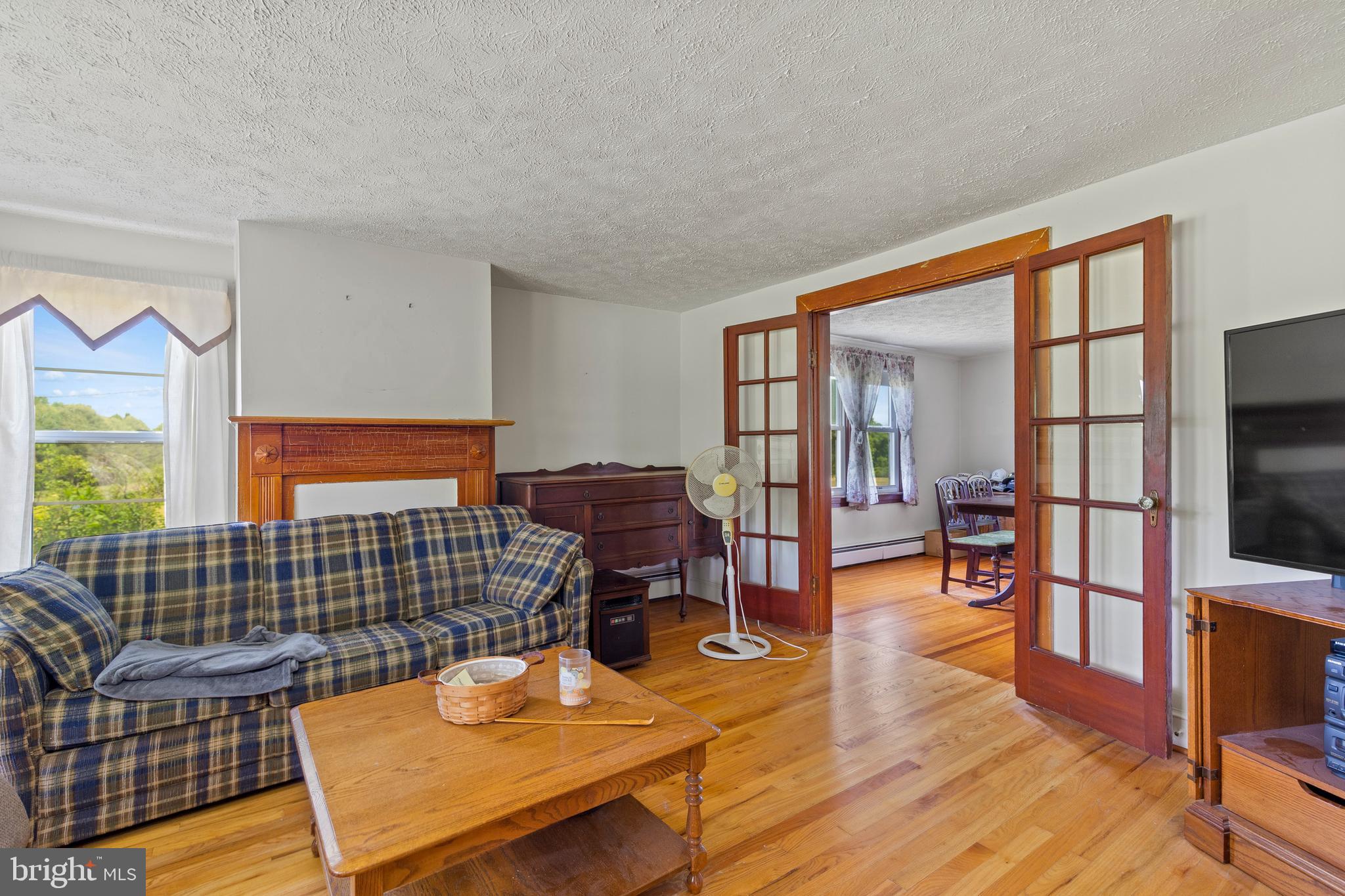 617 West Chesapeake Beach Road Owings, MD 20736 - Photo 23 of 38 Living room