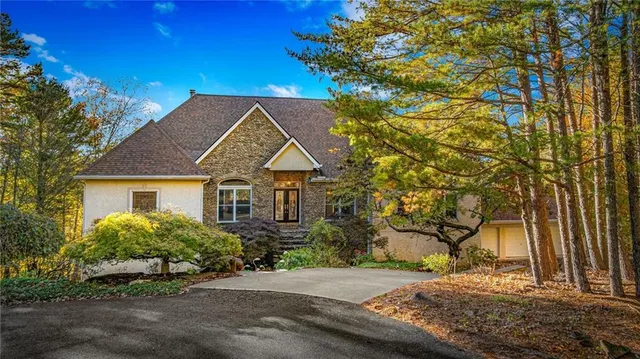 a view of a livingroom with furniture and an entryway