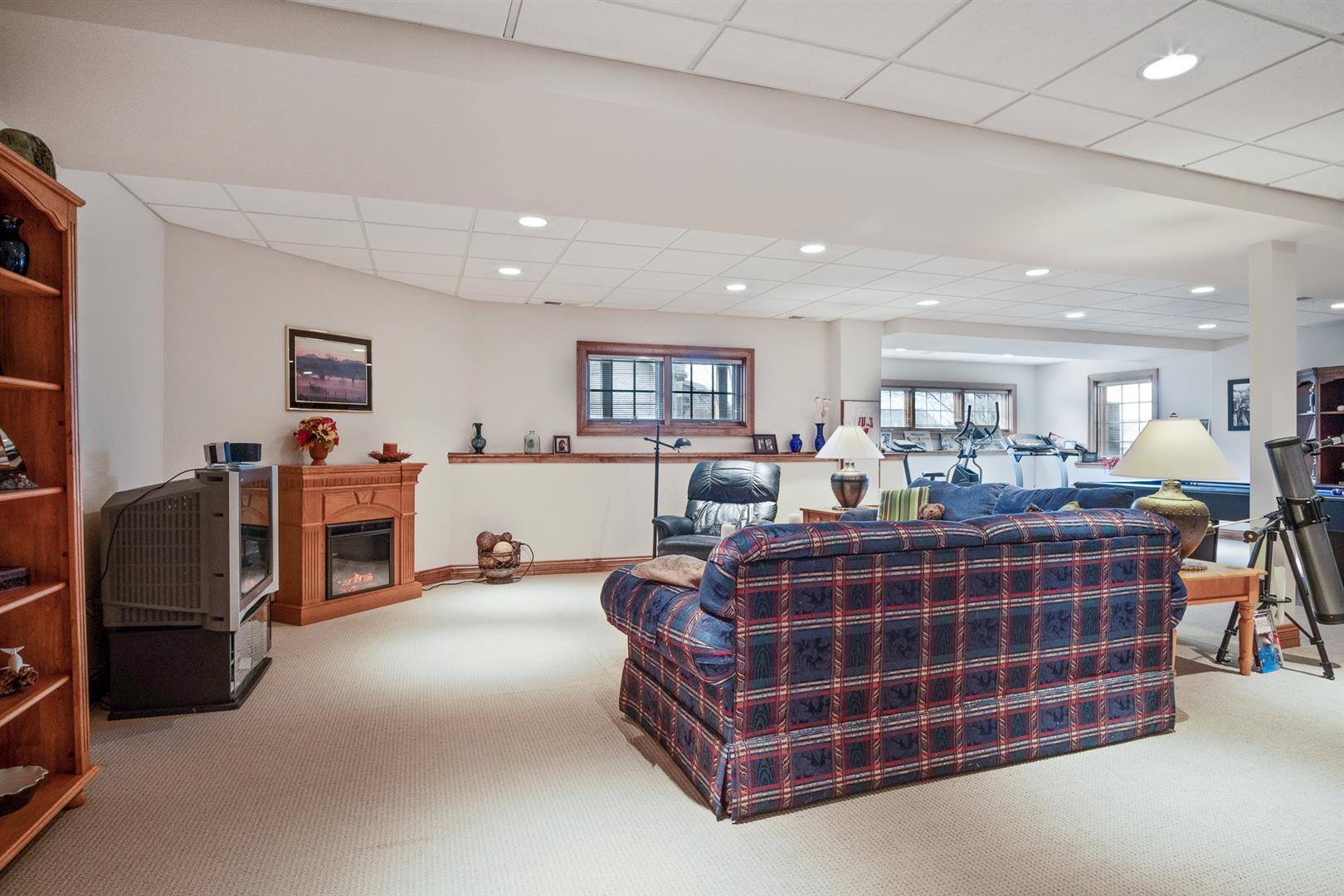 3705 Ridge Pointe Drive Geneva, IL 60134 - Photo 29 of 35 a bed room with furniture and a lamp