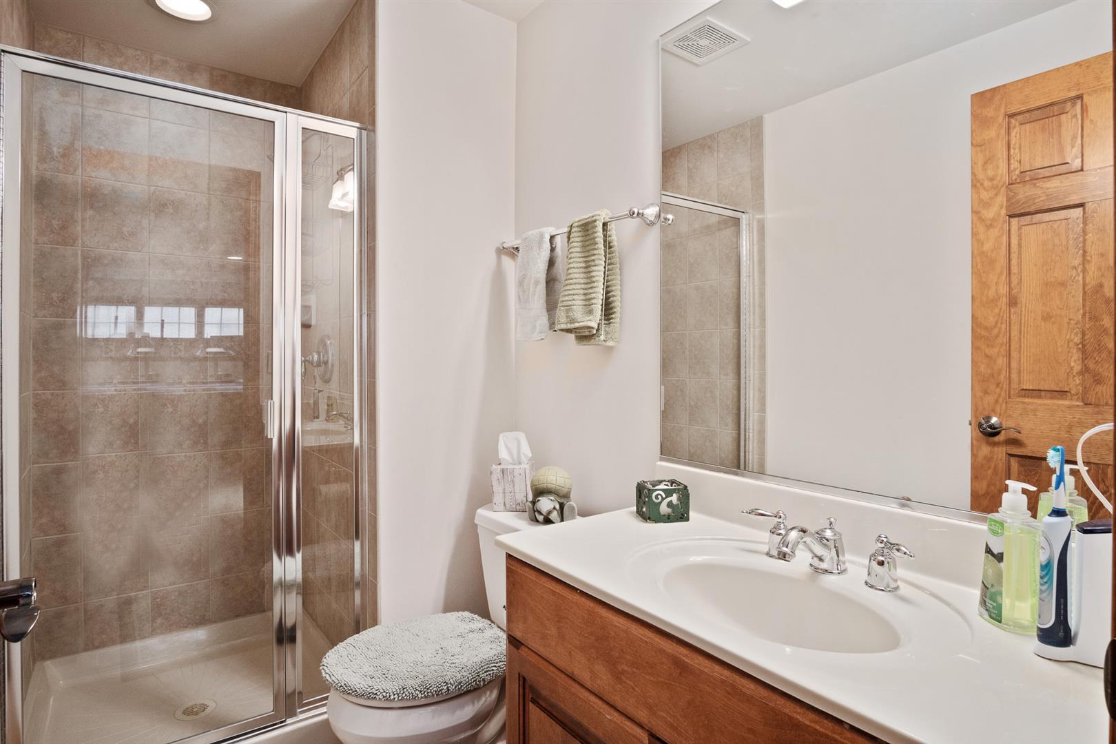 3705 Ridge Pointe Drive Geneva, IL 60134 - Photo 33 of 35 a bathroom with a sink toilet and shower