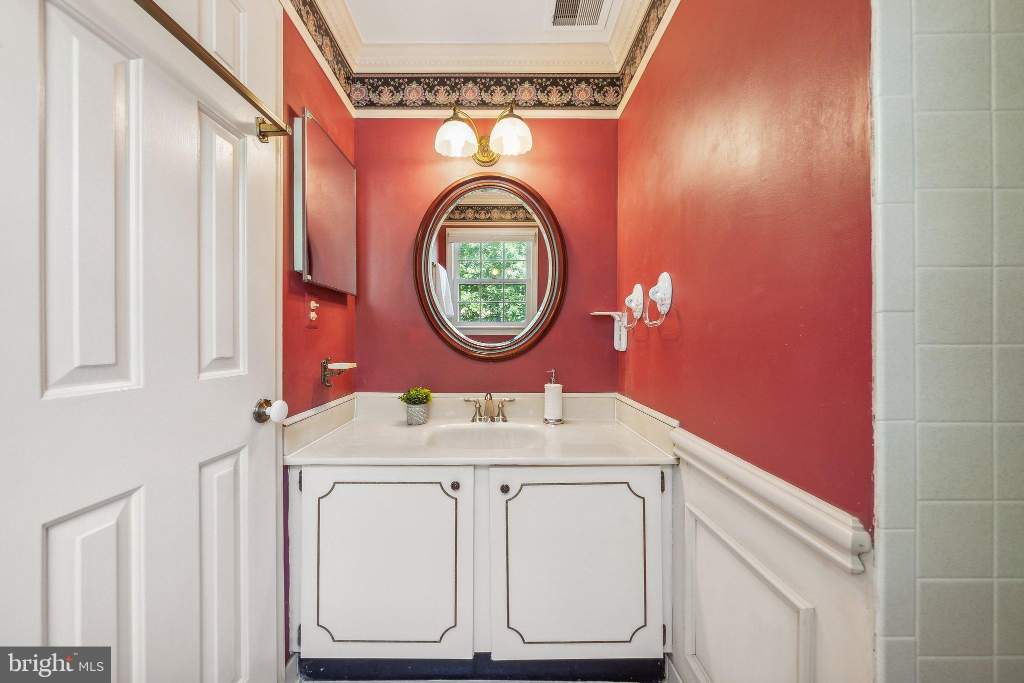 7801 Lowmoor Court Springfield, VA 22153 - Photo 25 of 41 Primary vanity