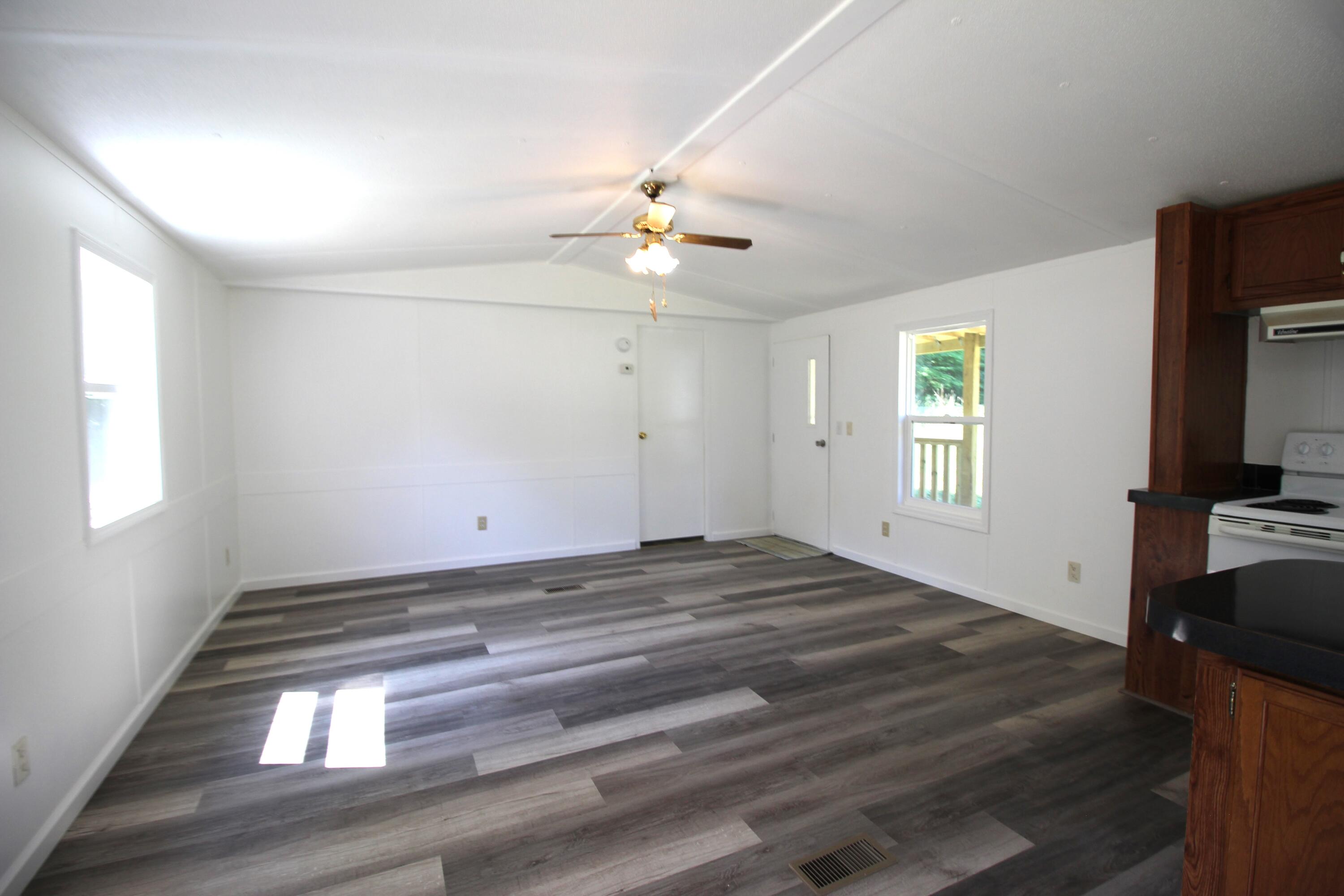 278 Beartrack Subdivision Road Beattyville, KY 41311 - Photo 7 of 37 Living room