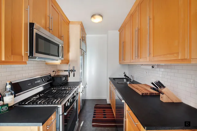 $1,295,000 | 350 West 14th Street, Unit 5C | West Village