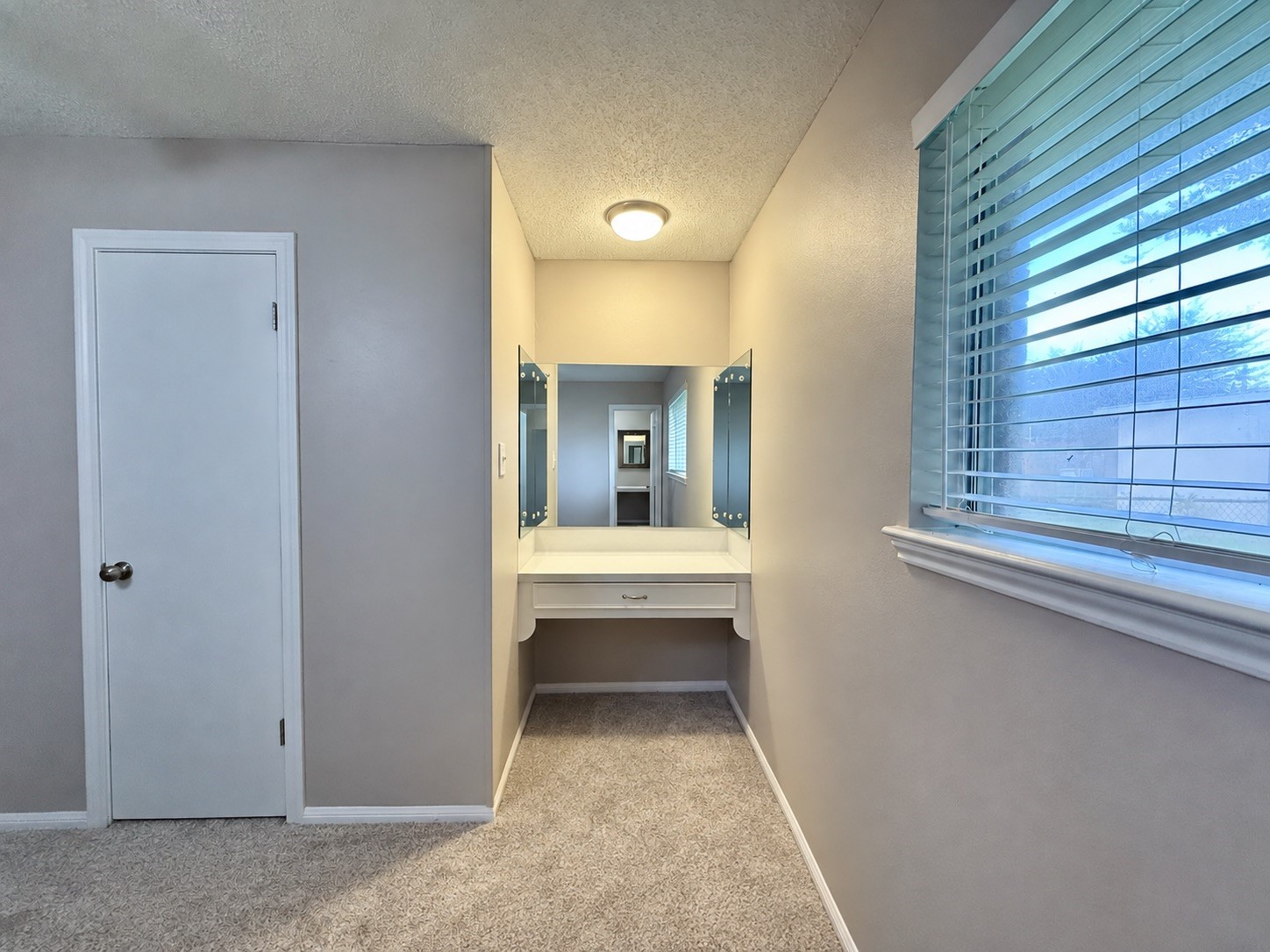 552 Sims Drive Angleton, TX 77515 - Photo 16 of 34 Built in vanity with great lighting