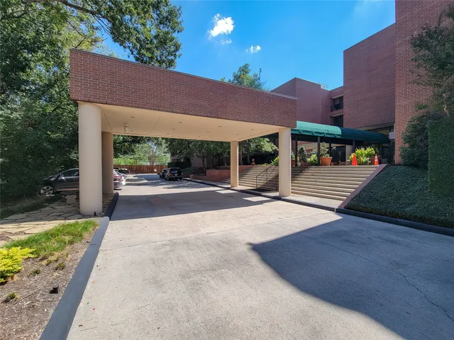 a view of a yard and front view of a house