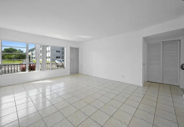 a view of livingroom with furniture