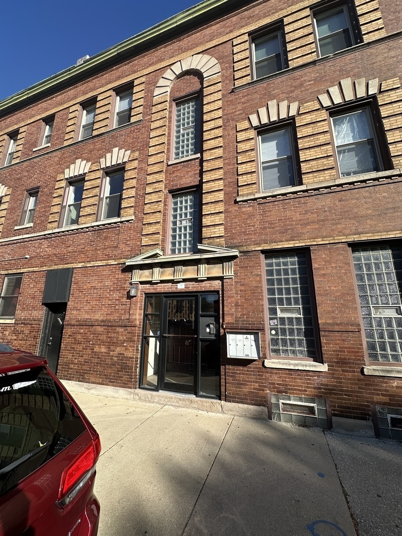 953 North California Avenue, Unit 2F Chicago, IL 60622 - Photo 2 of 16 a front view of a building