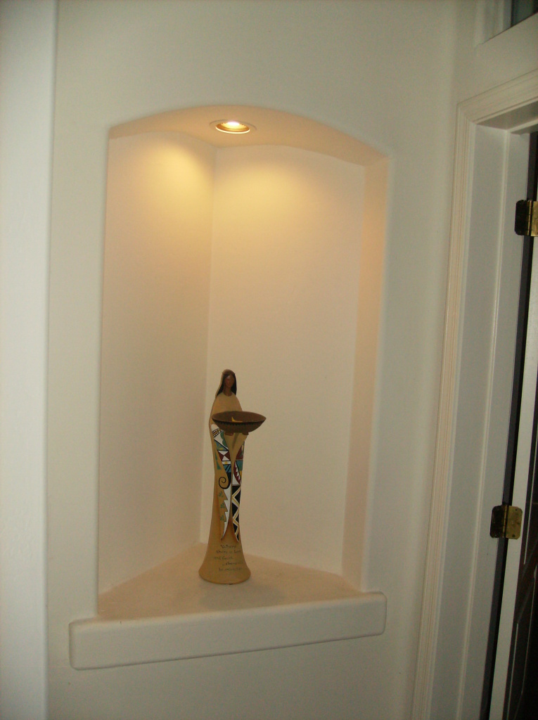 2148 East Victor Road Gilbert, AZ 85296 - Photo 13 of 23 Art Niche in entrance to Master Bedroom