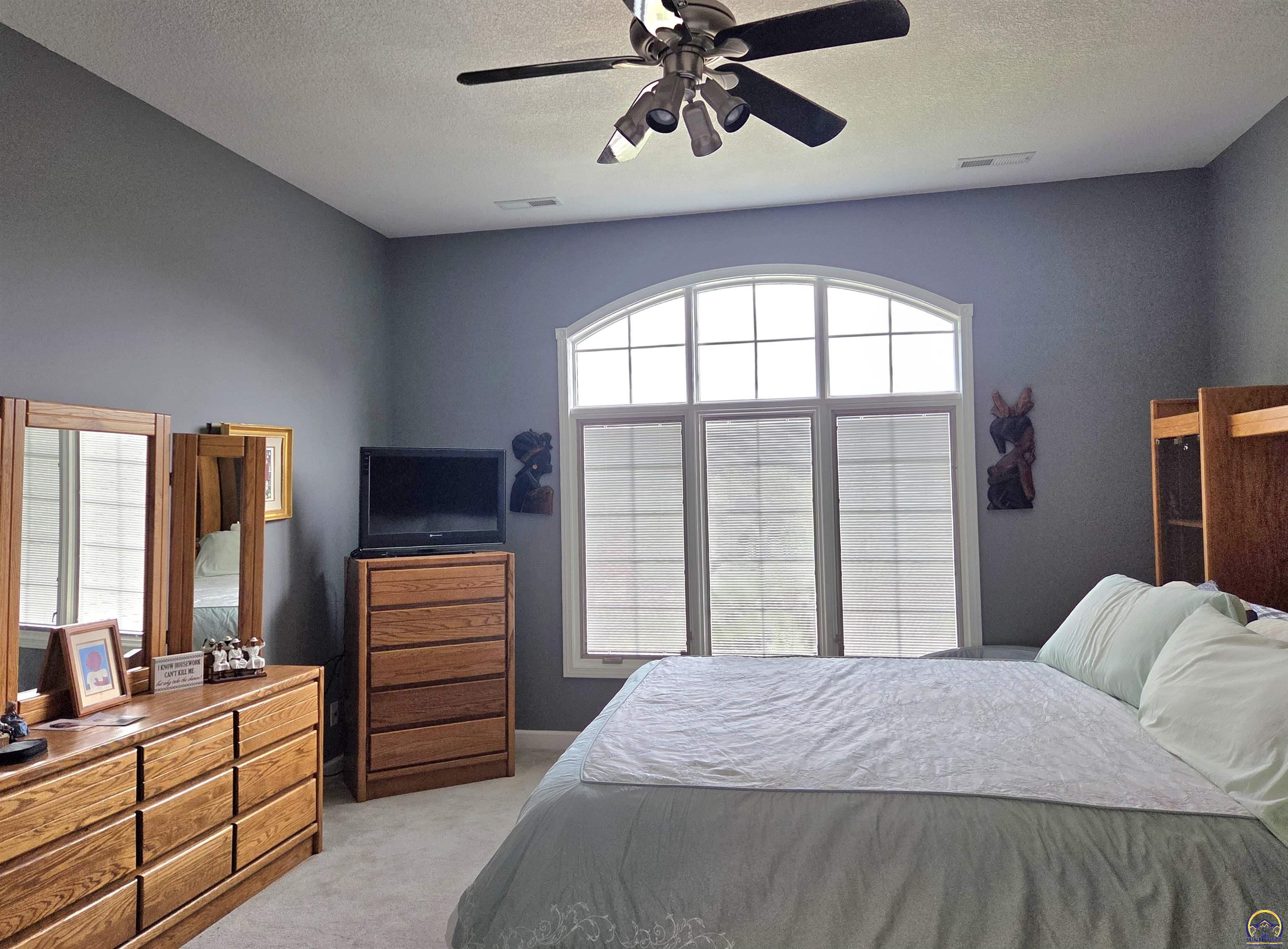 5729 Southwest 37th Terrace Topeka, KS 66610 - Photo 26 of 38