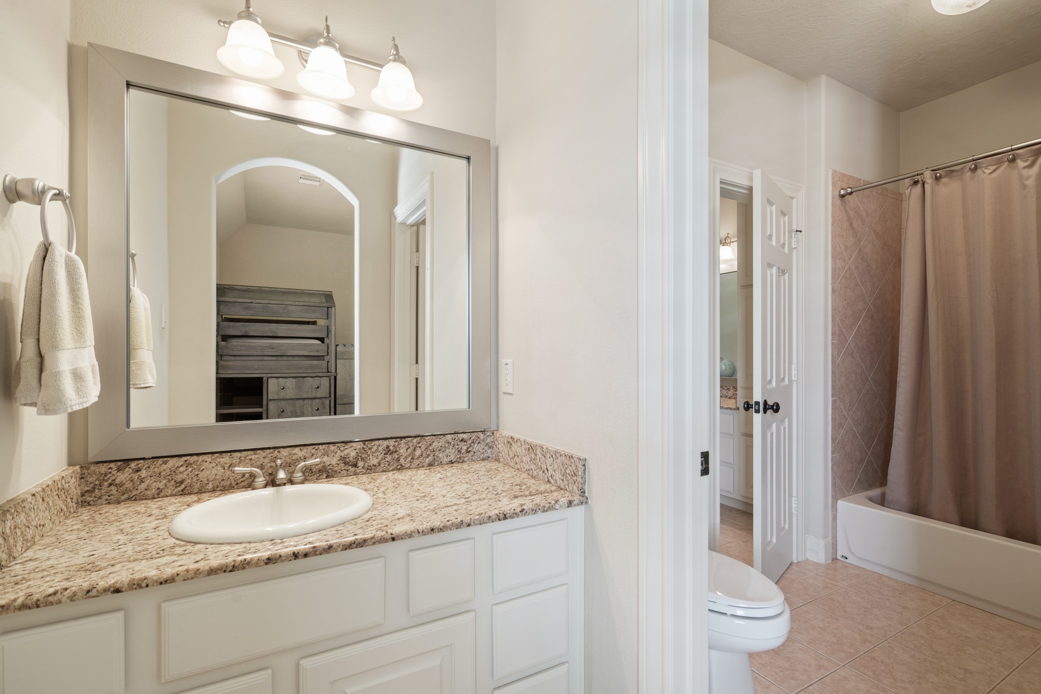 7303 Starry Night Katy, TX 77494 - Photo 30 of 49 Jack and Jill bath.