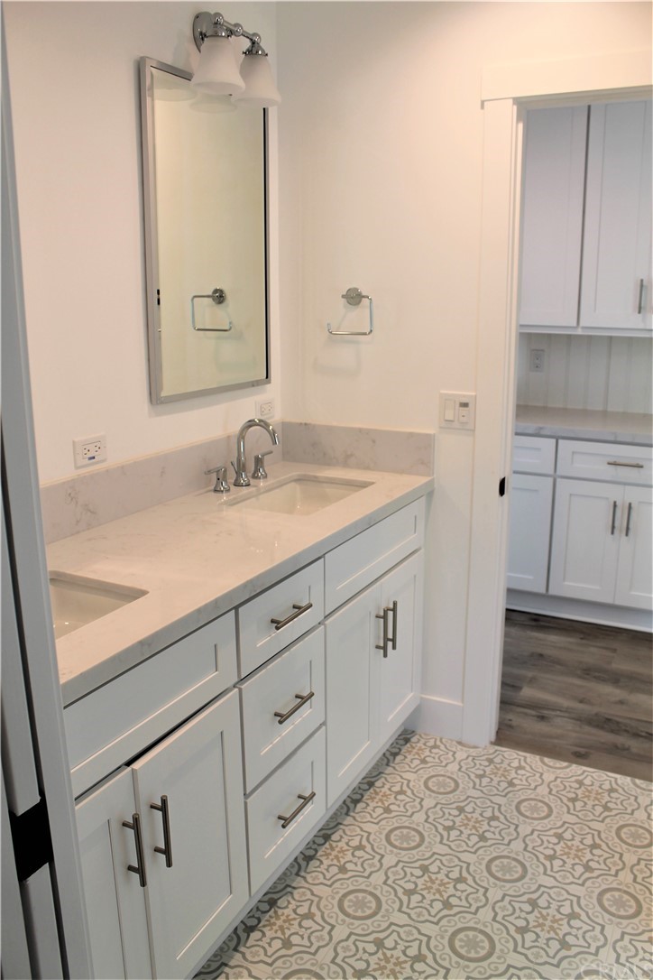 214 Vía Mesa Grande Redondo Beach, CA 90277 - Photo 12 of 21 2nd Bathroom