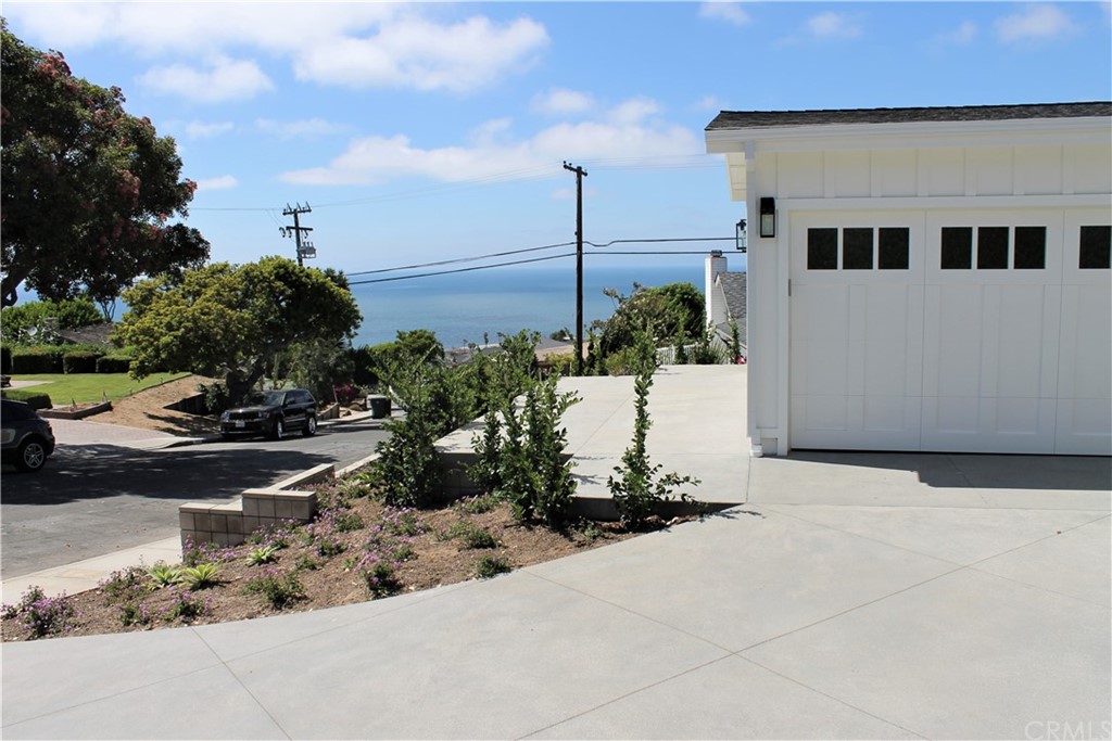 214 Vía Mesa Grande Redondo Beach, CA 90277 - Photo 3 of 21 Front Viewing Patio