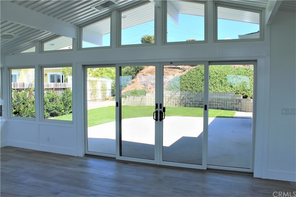 214 Vía Mesa Grande Redondo Beach, CA 90277 - Photo 7 of 21 Great room to Patio