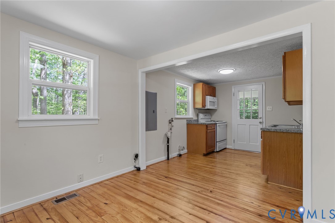 67 Deer Drive Gum Spring, VA 23065 - Photo 6 of 25 Kitchen & Dining Area