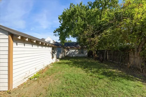 a view of a backyard