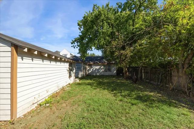 a view of a backyard