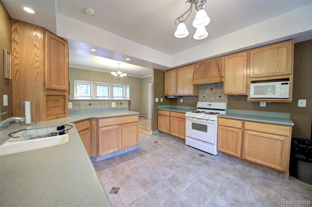 29214 Dresden Street Farmington Hills, MI 48336 - Photo 23 of 49