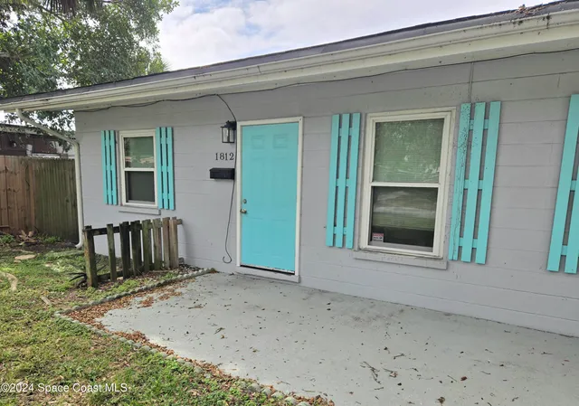 a view of a house with backyard of house