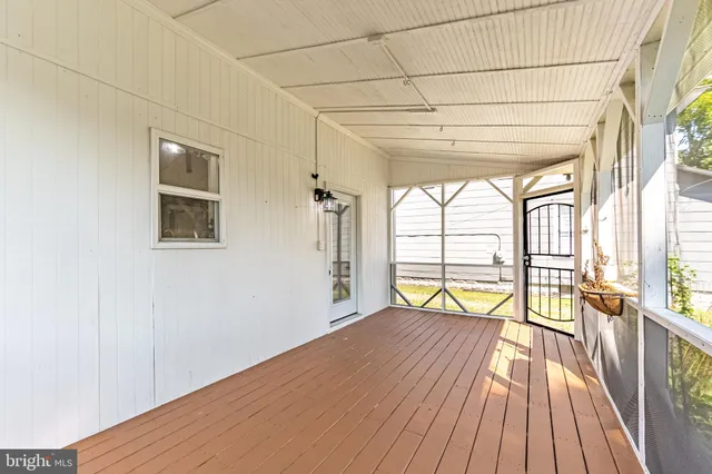 a sign that is sitting on the side of a road