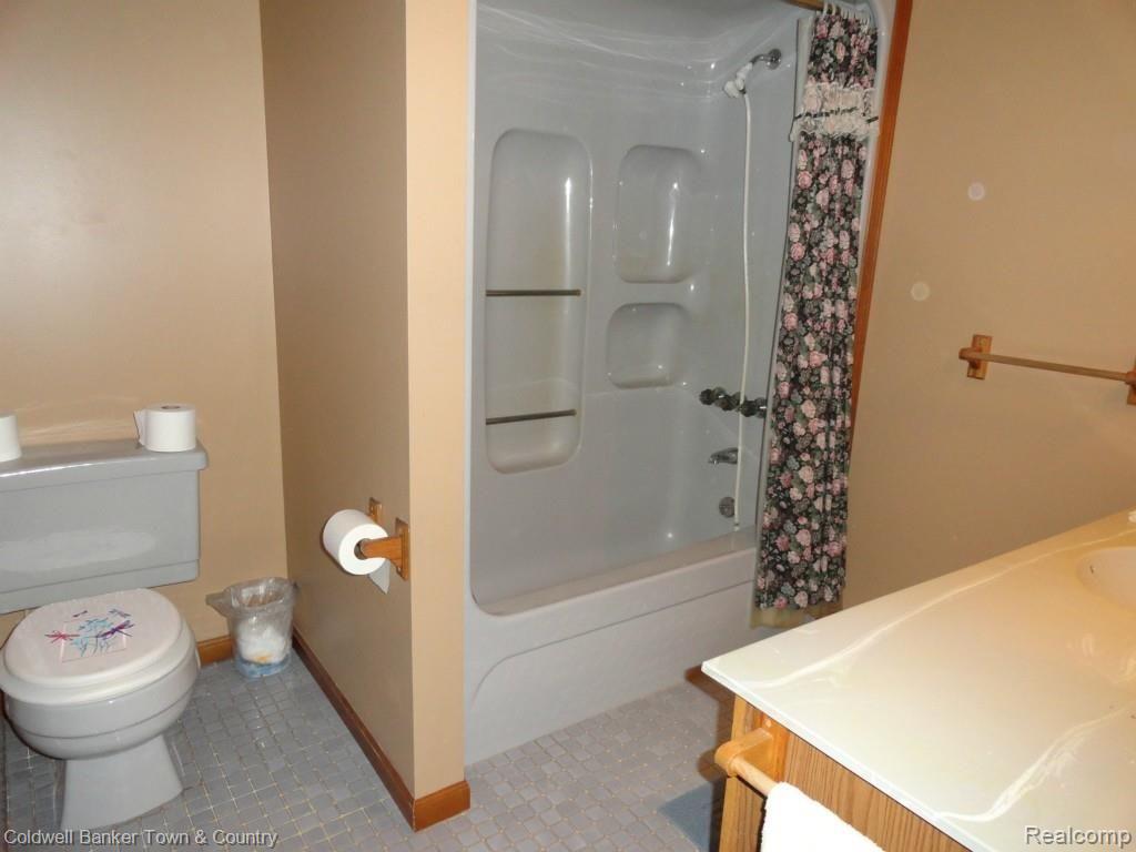 4500 Hogback Road Fowlerville, MI 48836 - Photo 23 of 48 Entry Level Bath.jpg