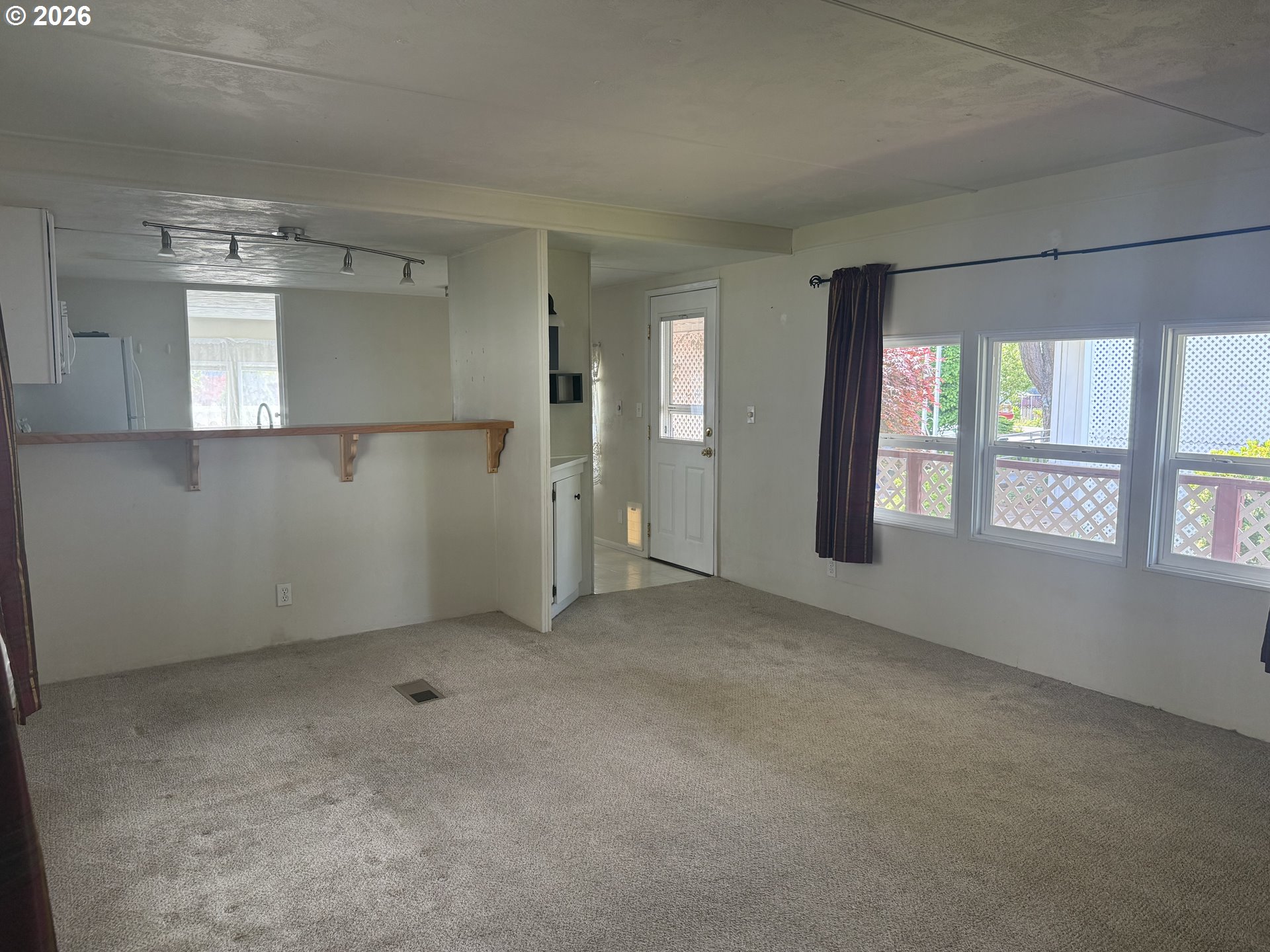 5335 Main Street, Unit 10 Springfield, OR 97478 - Photo 4 of 35 Living Room/Entrance