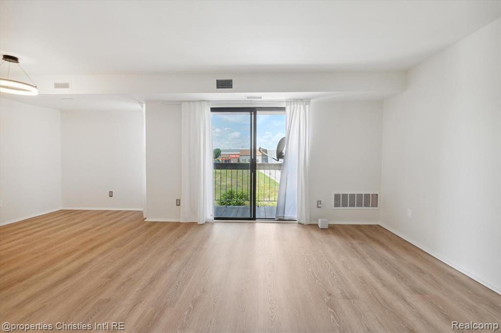 30475 West 14 Mile Road, Unit 95 Farmington Hills, MI 48334 - Photo 8 of 12