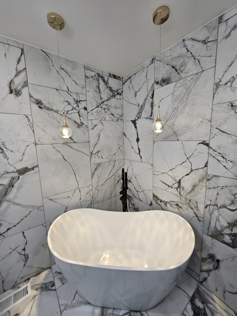 17612 Wright Street Lansing, IL 60438 - Photo 7 of 40 a large tub sitting in a bathroom