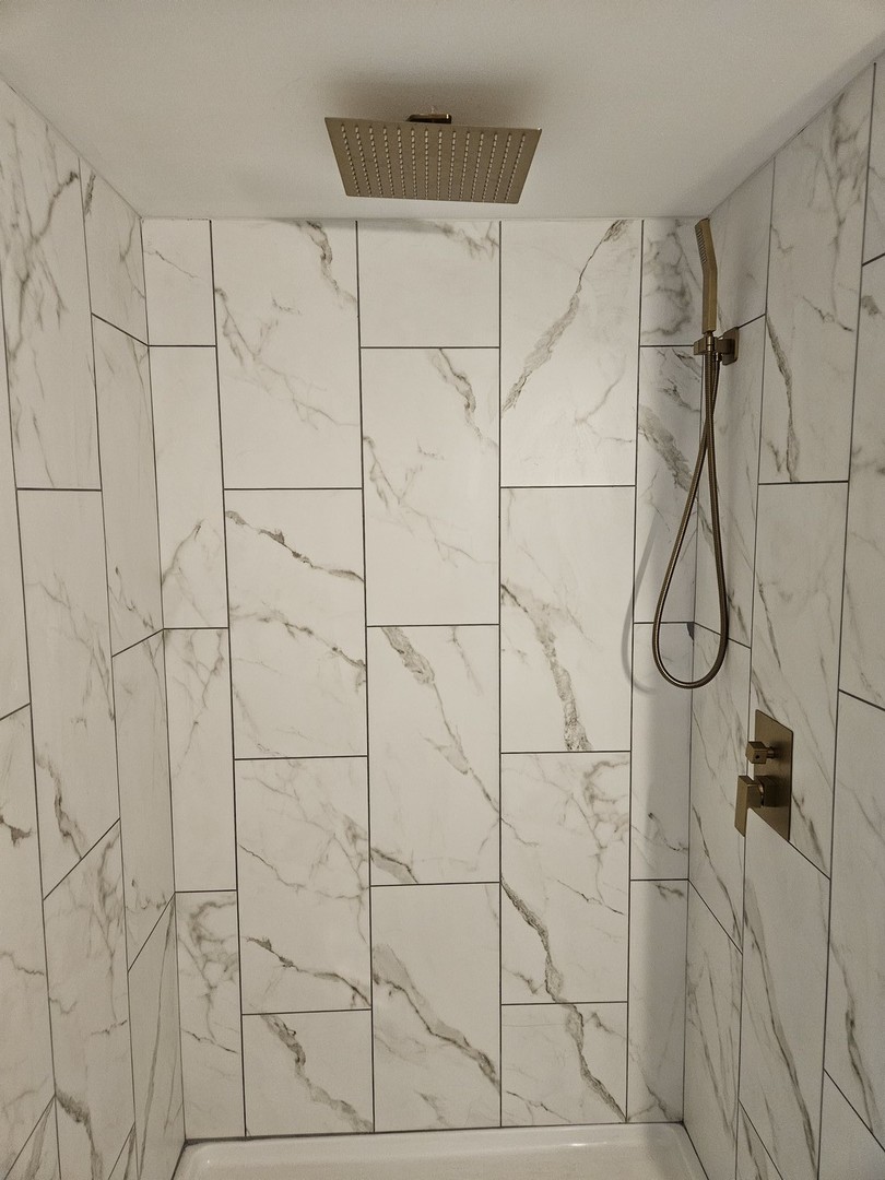 17612 Wright Street Lansing, IL 60438 - Photo 9 of 40 a bathroom with a shower