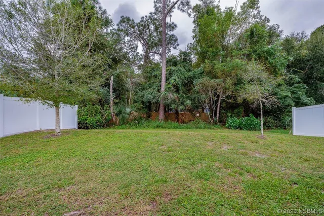 a view of a yard in front of house