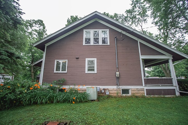 2829 Rice Avenue Rockford, IL 61101 - Photo 17 of 21 a front view of house with yard and green space