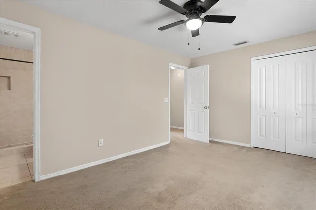 en empty room with ceiling fan