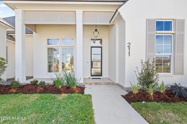 $749,000 | 211 Sabal Grv Lane, Youngsville, LA 70592
