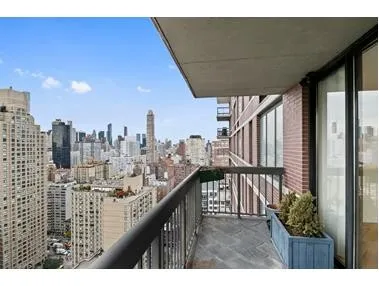 $2,398,000 | 422 East 72nd Street, Unit 32C | Lenox Hill