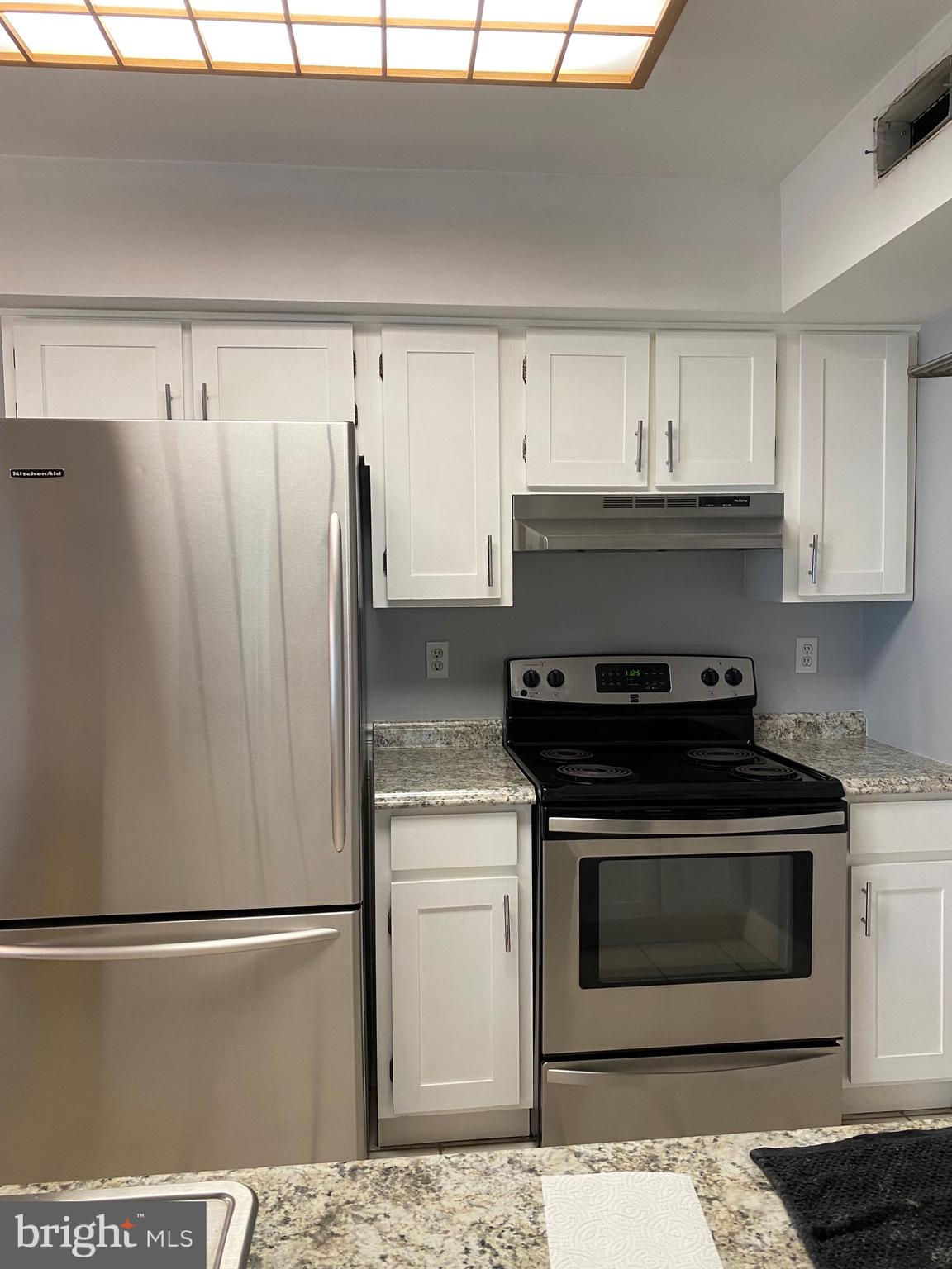 409 Gregorys Way Voorhees, NJ 08043 - Photo 16 of 37 Kitchen appliances & cabinets