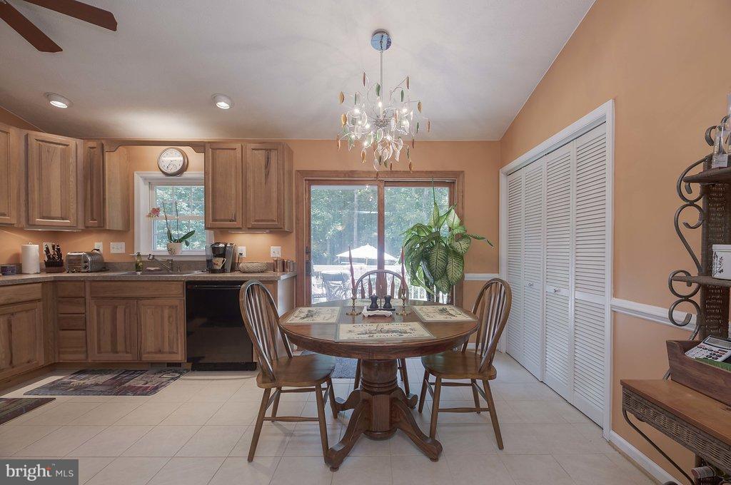 5807 Stanfield Road Spotsylvania, VA 22551 - Photo 11 of 28 Kitchen