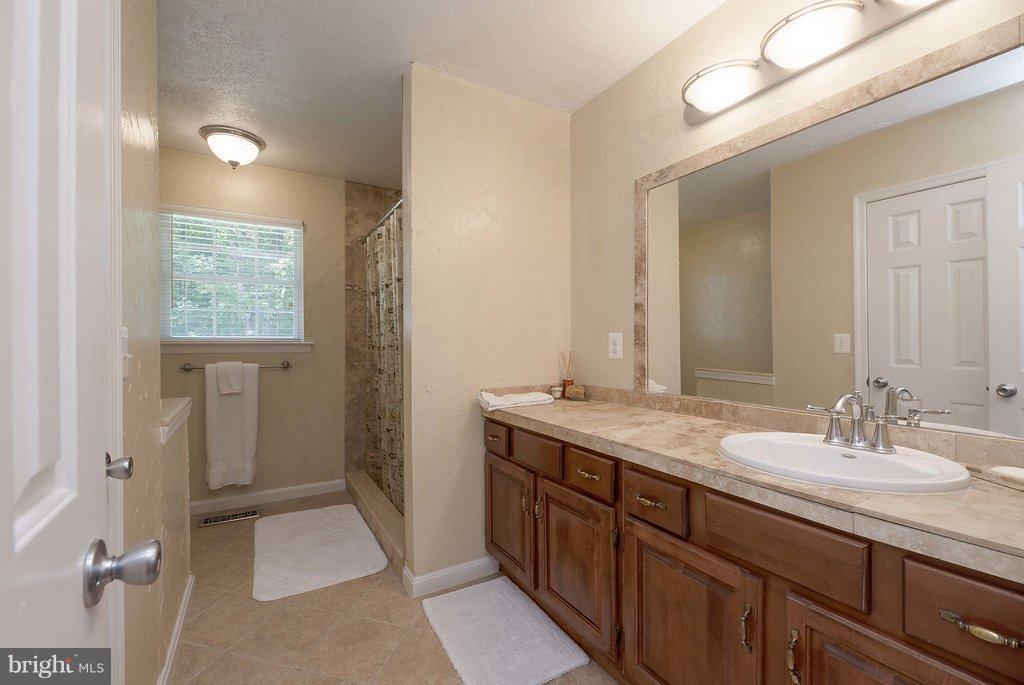 5807 Stanfield Road Spotsylvania, VA 22551 - Photo 15 of 28 Bath (Master)