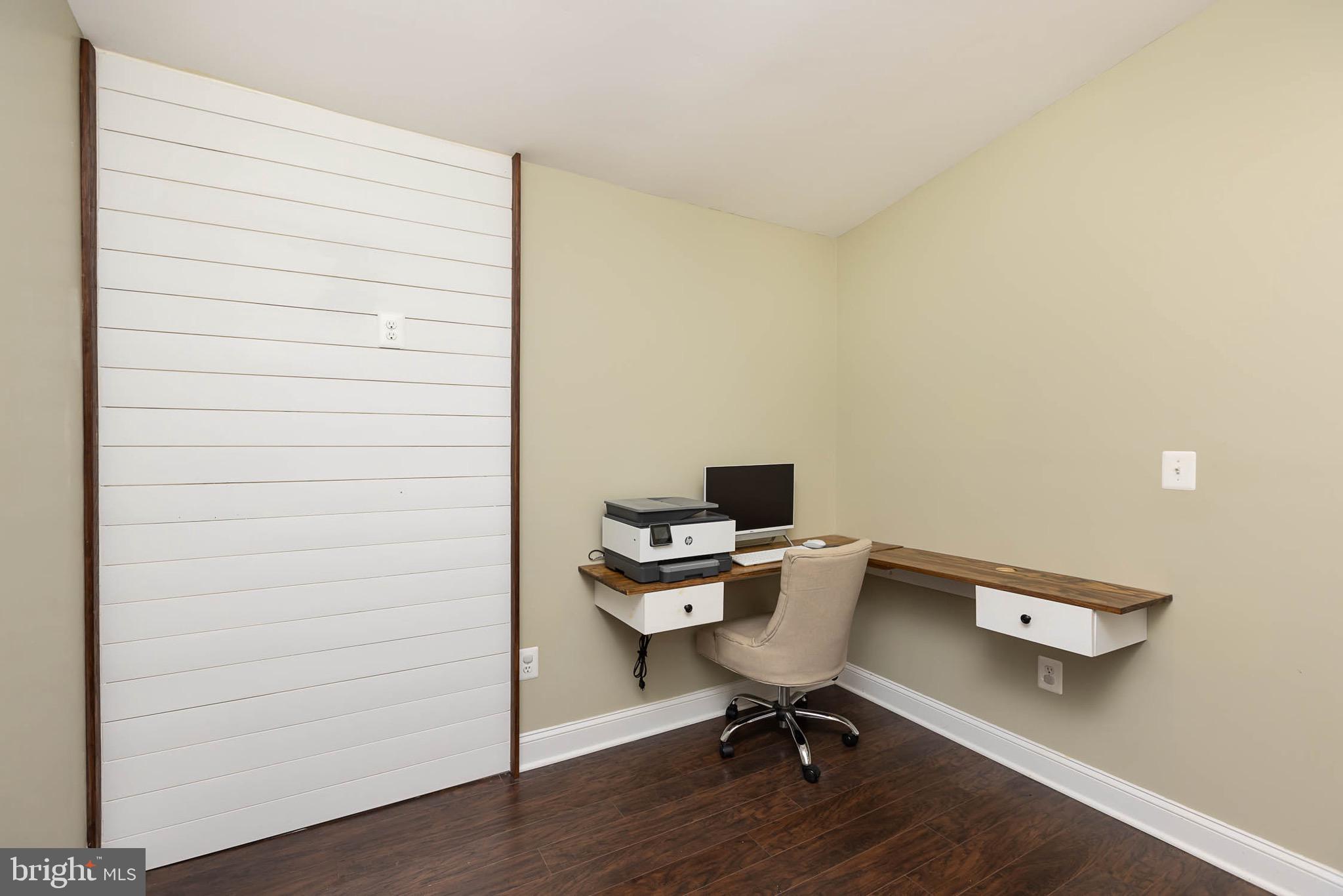 7352 Damascus Road Gaithersburg, MD 20882 - Photo 21 of 29 Built in desk