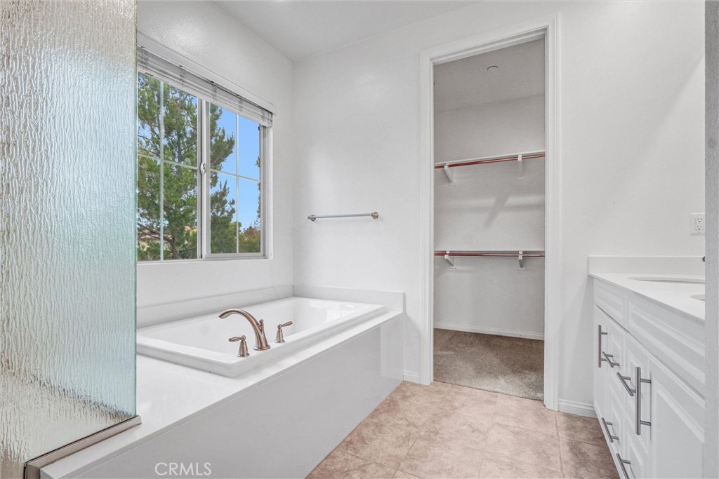 54 Visionary Irvine, CA 92618 - Photo 20 of 39 a bathroom with a bathtub and a sink