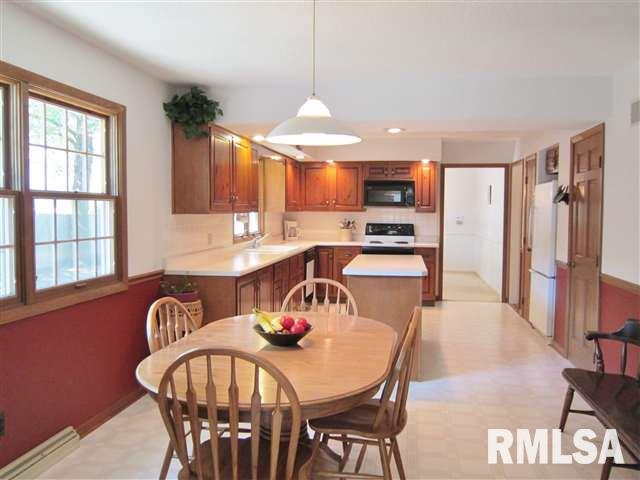 2017 Meadowbrook Road Davenport, IA 52807 - Photo 11 of 24 Gallery Image 11