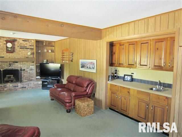 2017 Meadowbrook Road Davenport, IA 52807 - Photo 15 of 24 Gallery Image 15