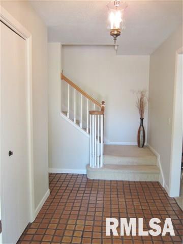 2017 Meadowbrook Road Davenport, IA 52807 - Photo 3 of 24 Gallery Image 3
