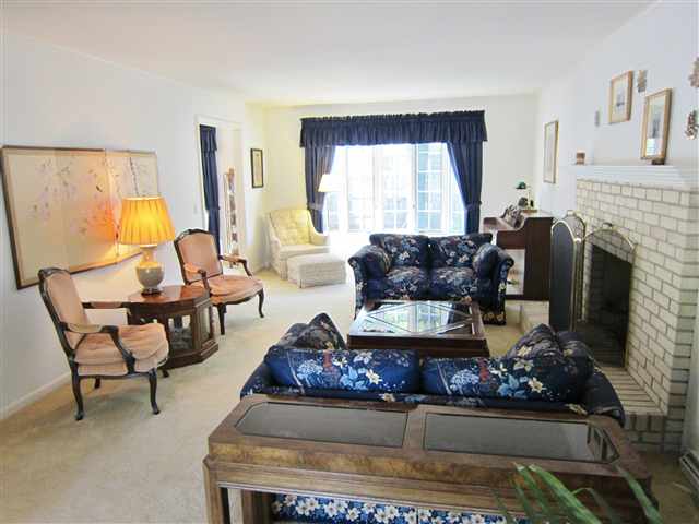 2017 Meadowbrook Road Davenport, IA 52807 - Photo 4 of 24 Gallery Image 4