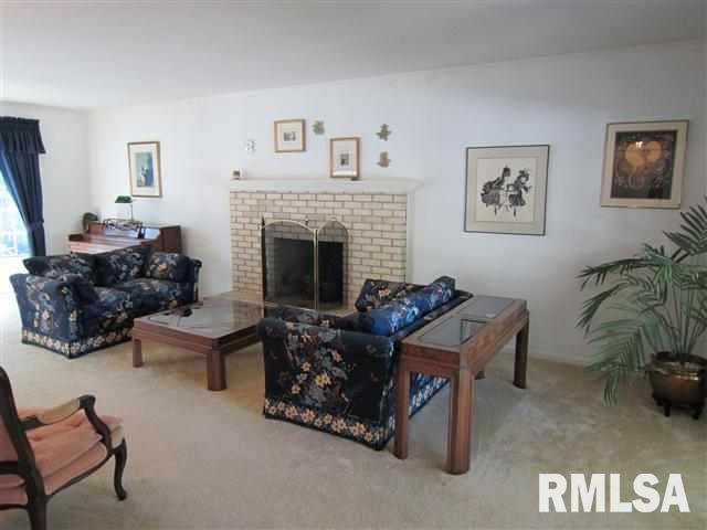 2017 Meadowbrook Road Davenport, IA 52807 - Photo 5 of 24 Gallery Image 5