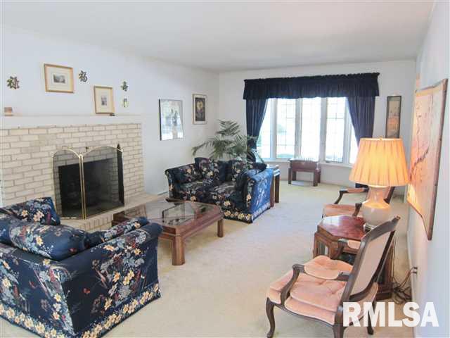 2017 Meadowbrook Road Davenport, IA 52807 - Photo 6 of 24 Gallery Image 6