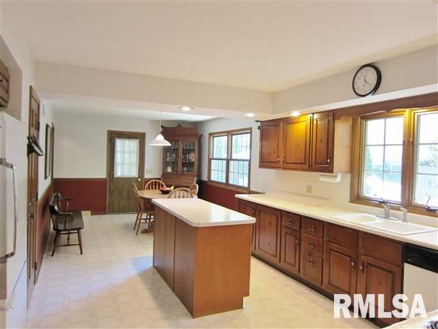 2017 Meadowbrook Road Davenport, IA 52807 - Photo 9 of 24 Gallery Image 9